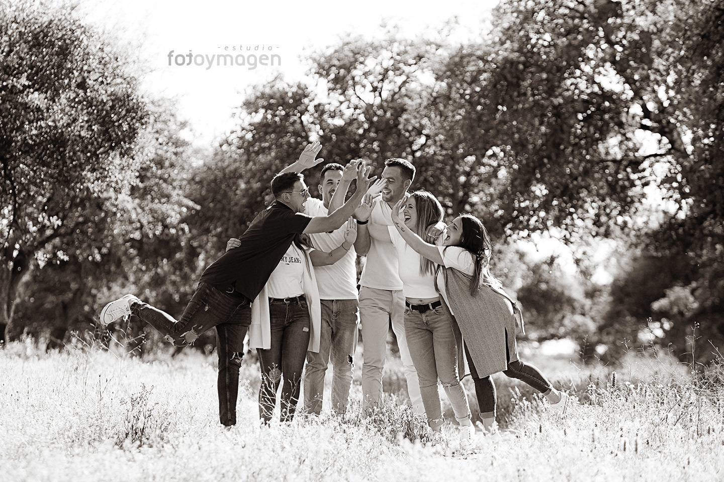 FOTOYMAGEN-PrebodaLidia-y-Perea-Amigos-Risas-Juegos-Monte-Palacios-Arahal-(3)