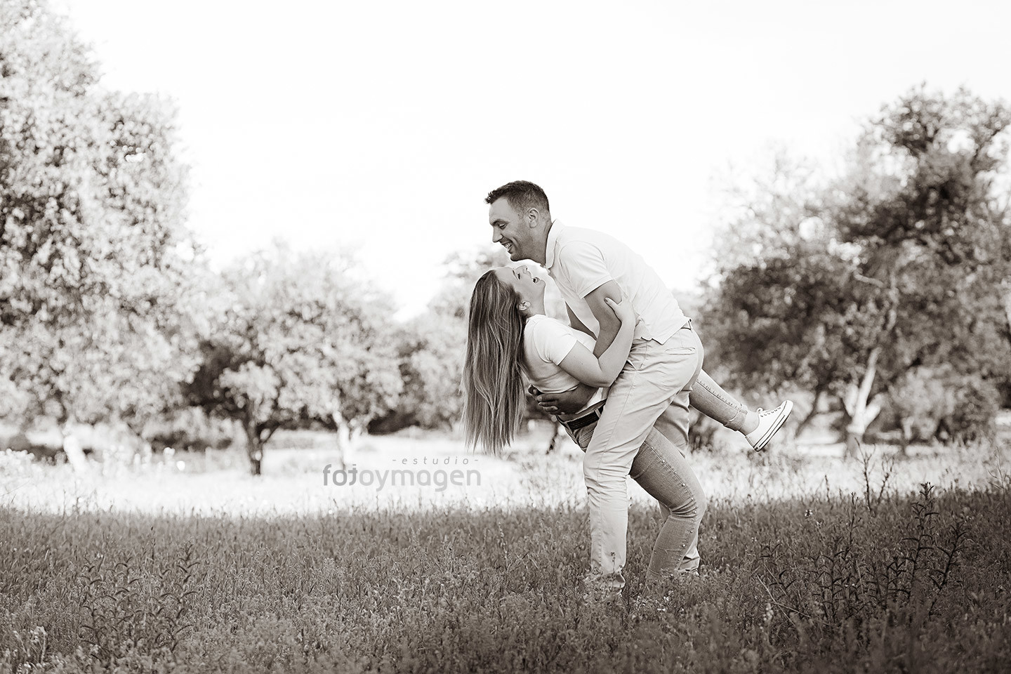 FOTOYMAGEN-PrebodaLidia-y-Perea-Amigos-Risas-Juegos-Monte-Palacios-Arahal-(4)