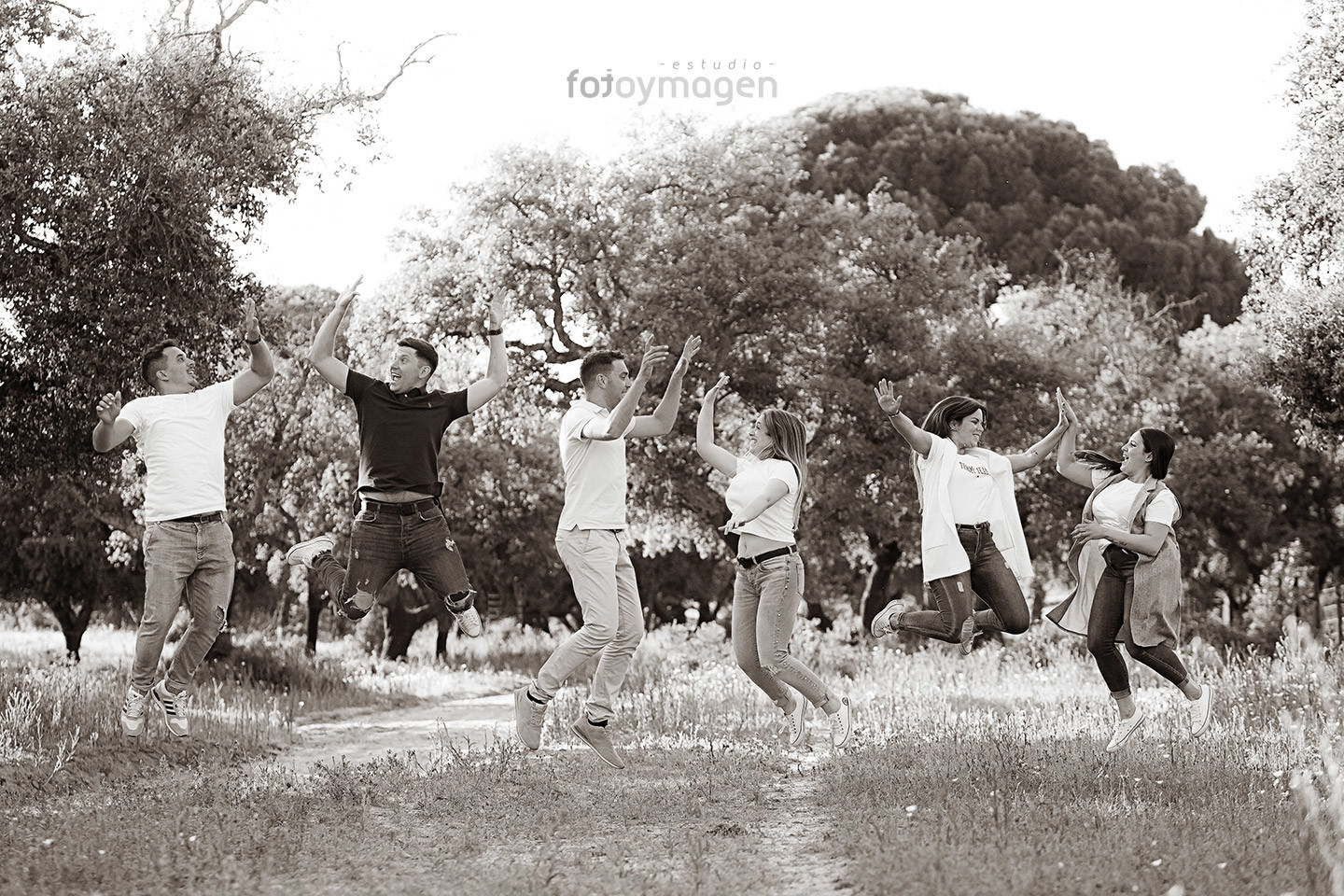 FOTOYMAGEN-PrebodaLidia-y-Perea-Amigos-Risas-Juegos-Monte-Palacios-Arahal-(6)